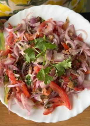 Salata de macrou cu ceapa 