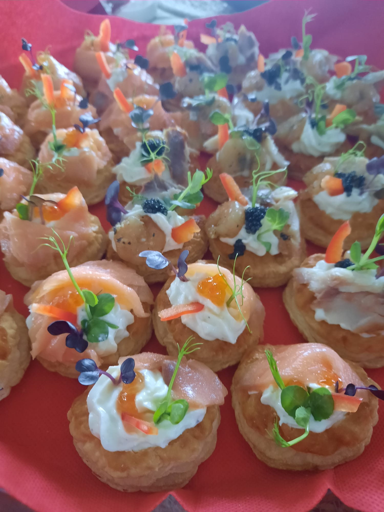 Choux cu crema de branza si somon afumat si icre negre