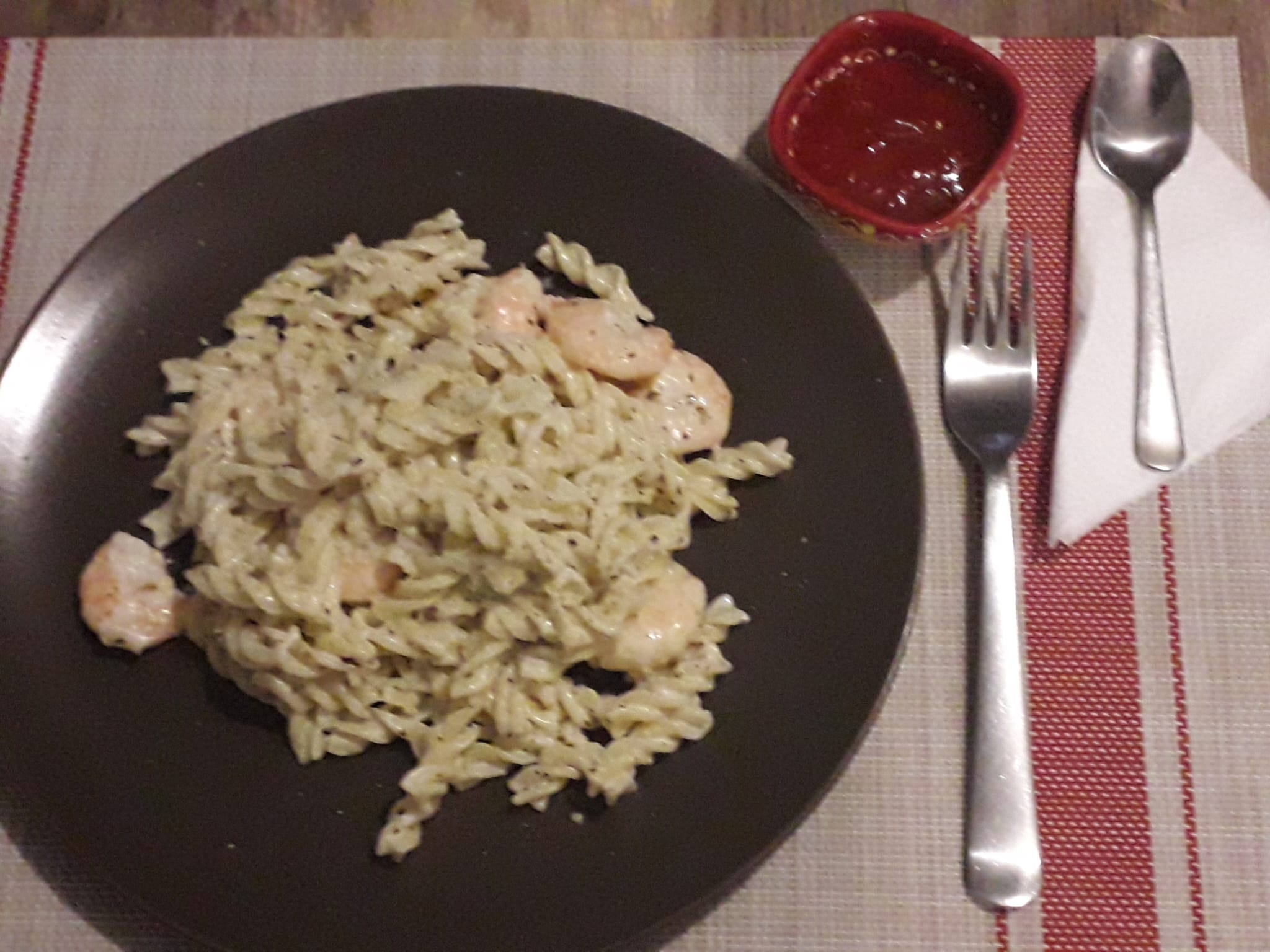 Paste fusilli cu creveți într-un sos cremos