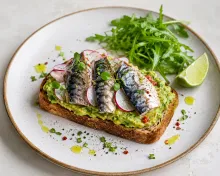 Mic dejun cu macrou marinat și guacamole