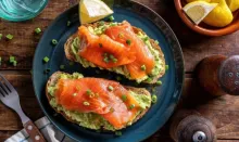 Pasta de avocado cu peste afumat