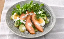 Salată de somon afumat, ouă și cartofi cu dressing de smântână