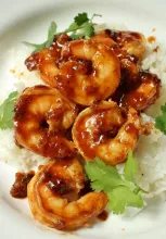 Creveți cu sos sriracha și rodie