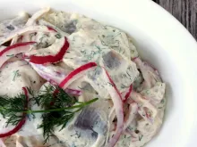 Salata de hering marinat cu ceapa si smîntîna 