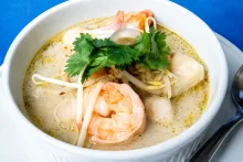 Supă Thai cu creveți și nucă de cocos
