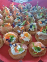 Choux cu crema de branza si somon afumat si icre negre