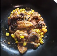Calamari cu porumb în sos dulce-acrișor