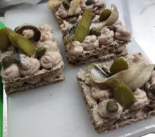 Cracker cu cremă de hering și castraveciori murați